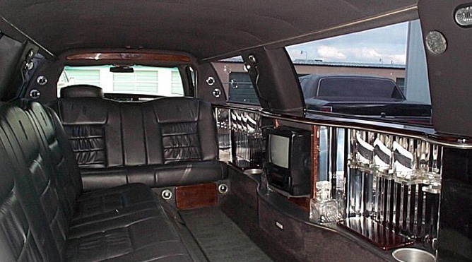 Petaluma 10 Passenger Limousine