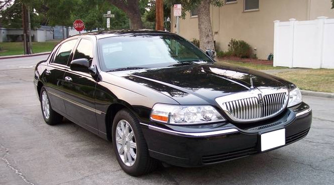 Petaluma Lincoln Town Car Sedan